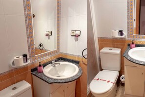 Standard Double Room | Bathroom | Shower, towels, soap, shampoo