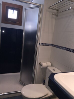 Quarto casal básico, 2 camas de solteiro | Banheiro | Chuveiro, toalhas de banho, sabonete, shampoo