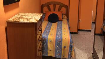 Un dormitorio con cama, cómoda y un cuadro en la pared.