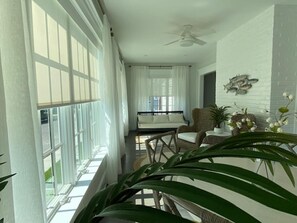 Flachbildfernseher, Kamin, Tischtennisplatte