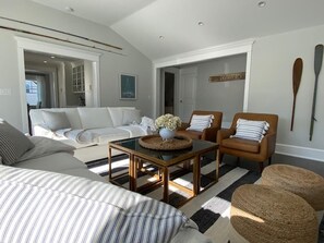 Flachbildfernseher, Kamin, Tischtennisplatte