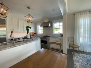 Full-sized fridge, microwave, oven, stovetop