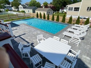 Una piscina al aire libre, una piscina climatizada
