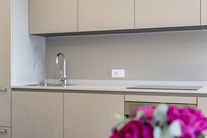 Frigorífico, microondas, horno y placa de cocina