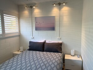 2 bedrooms, iron/ironing board, travel cot, free WiFi - BEACHFRONT on The STRAND (North Ward)