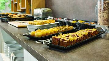 Tägliches Frühstücksbuffet (16 EUR pro Person)