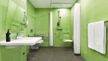 Standardzimmer, barrierefrei (Barrier Free) | Badezimmer | Dusche, Haartrockner, Fußbodenheizung (Badezimmer), Handtücher