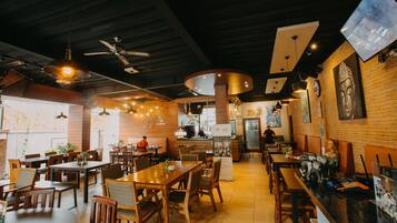 Café da manhã diário mediante uma taxa