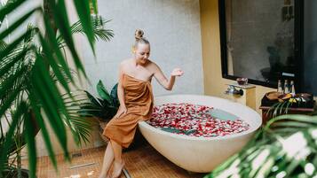 Salas de tratamiento para parejas, un sauna, una bañera de hidromasaje