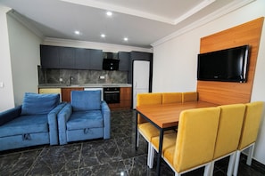 Appartement Prestige, 2 chambres, non-fumeur, cuisine | Aire de séjour | Téléviseur à DEL de 80 cm avec télévision par satellite, téléviseur