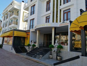 Pintu masuk properti