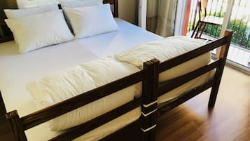 Egyptian cotton sheets, premium bedding, in-room safe, desk