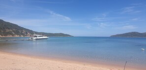 Ubicación a pie de playa y tumbonas