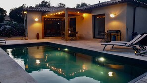 Una piscina al aire libre, una piscina climatizada