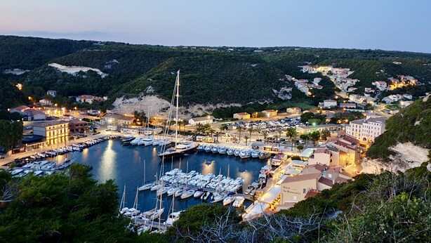 A marina with boats docked, surrounded by buildings and hills. - Villa Bonifacio 12p, swimming pool -1km from the port Preserved and exceptional environment (Bonifacio)