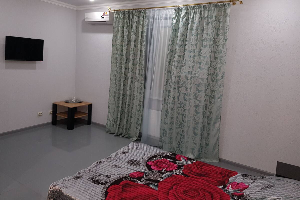 Habitación doble clásica | Escritorio, espacio para trabajar con laptop y cortinas blackout