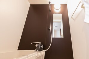 Bañera y ducha independientes, bañera profunda