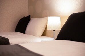 ツインルーム 洗濯機付き | デスク、遮光カーテン、WiFi (無料)、ベッドシーツ