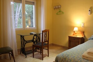 4 bedrooms, iron/ironing board, travel cot, Internet