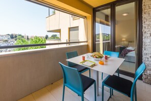 Outdoor dining - Right in the Porec center, near the beach,WiFi,air conditioning,garage, elevator (Porec)