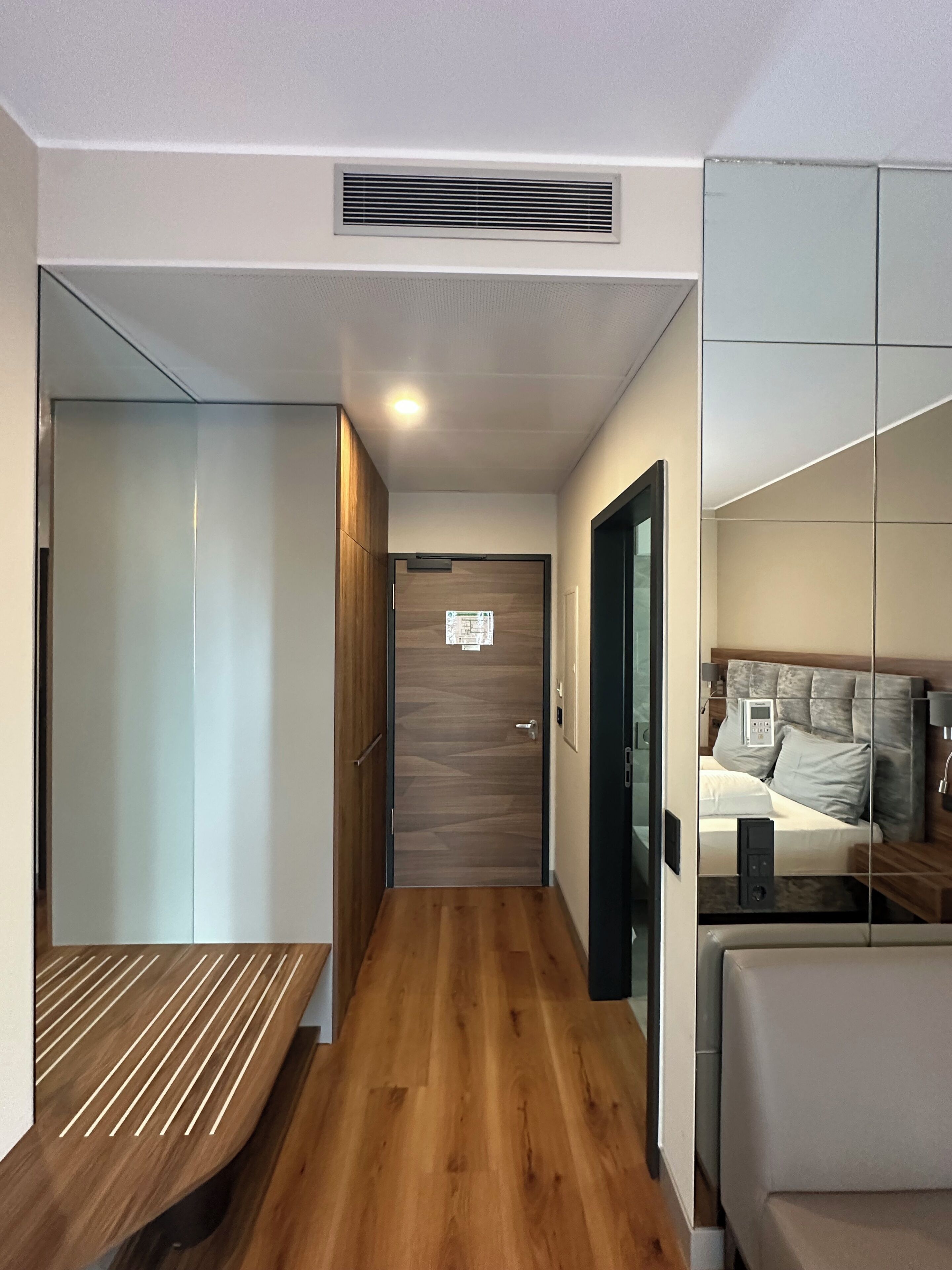 Comfort-Doppelzimmer | Wohnbereich | 43-Zoll-Flachbildfernseher mit Satellitenempfang, Fernseher