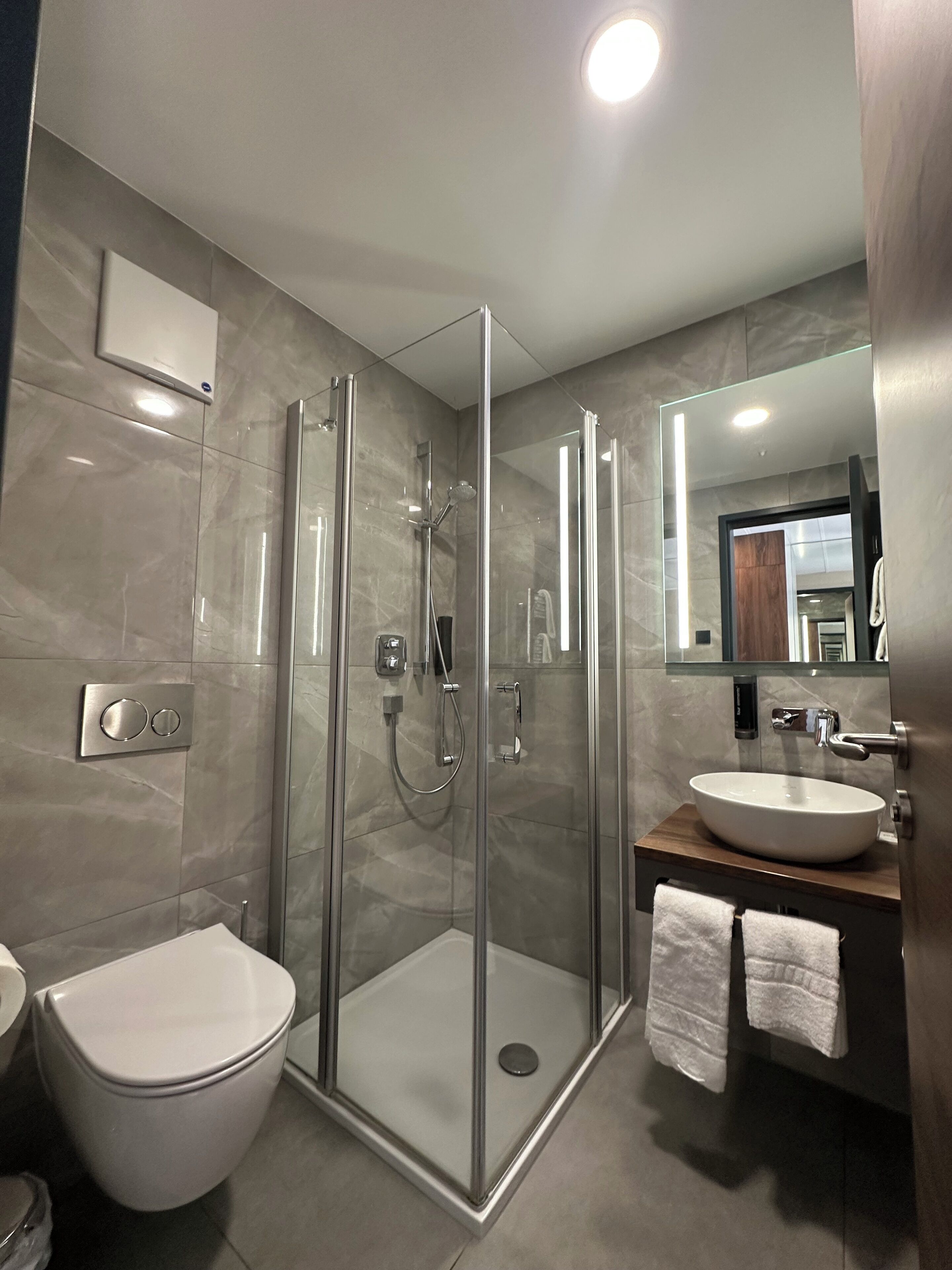 Habitación Confort doble | Baño | Ducha, artículos de higiene personal gratuitos y secador de pelo
