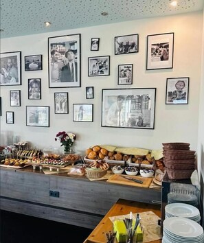 Buffet déjeuner servi tous les jours en supplément