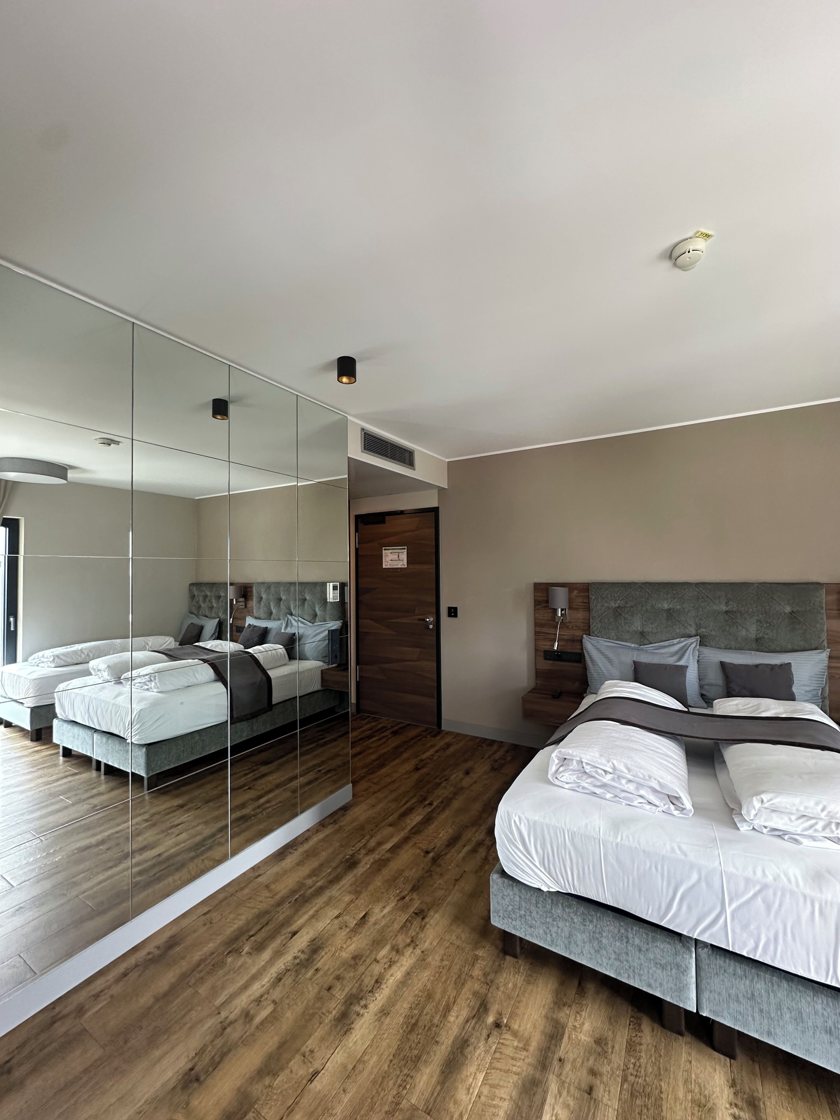 Comfort-Dreibettzimmer | Hochwertige Bettwaren, Daunenbettdecken, Select-Comfort-Betten