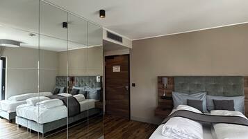 Comfort-Dreibettzimmer | Hochwertige Bettwaren, Daunenbettdecken, Select-Comfort-Betten