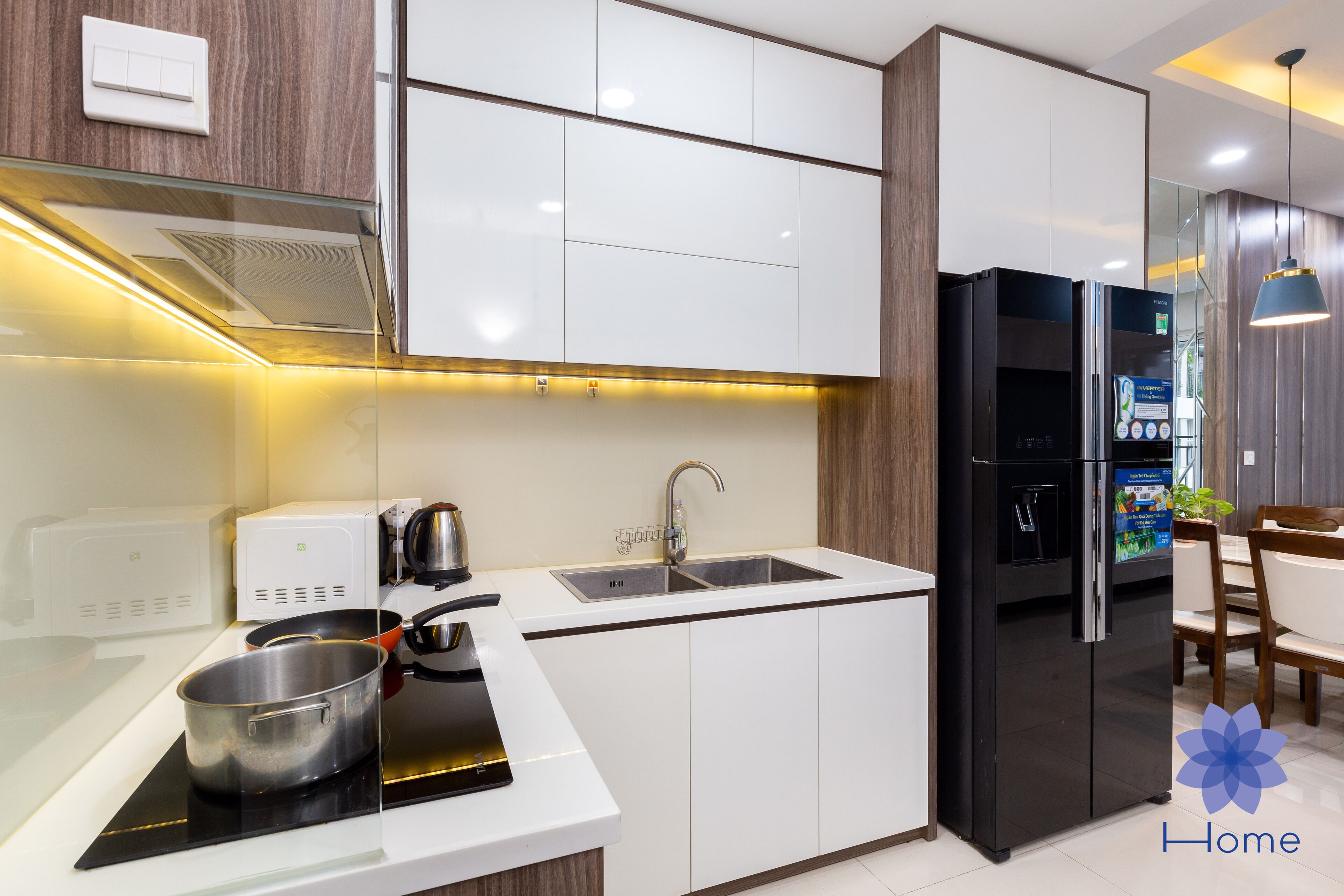 Kühlschrank, Mikrowelle, Kochgeschirr/Geschirr/Besteck