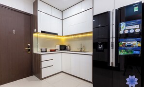 Kylskåp, mikrovågsugn och grytor/köksredskap