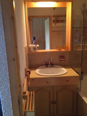 Combined shower/bathtub