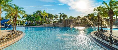 Una piscina al aire libre