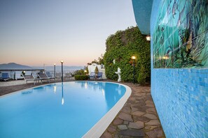 Pool - AMORE RENTALS - Villa Bianca with Private Swimming Pool, Sea View, Terraces, Parking and Barbecue (Sorrento)