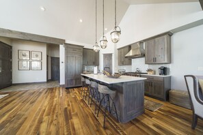 Fridge, microwave, oven, stovetop - Tranquil Luxury by The River– Close to Main Street with Private Hot Tub & Steps to the Blue River (Breckenridge)