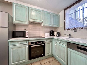 Micro-ondes, four, plaque de cuisson, lave-vaisselle