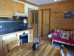 Interior - Cozy 2-bedroom apartment in Arêches, equipped kitchen and terrace (Arêches-Beaufort)