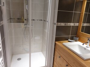 Bathroom - Cozy 2-bedroom apartment in Arêches, equipped kitchen and terrace (Arêches-Beaufort)
