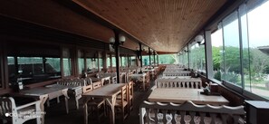 Petit déjeuner et déjeuner servis sur place, spécialités Cuisine turque