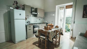Fridge, oven, coffee/tea maker, electric kettle