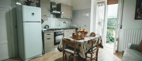 Fridge, oven, coffee/tea maker, electric kettle
