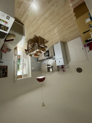 Refrigerador, horno, cafetera y tetera y tetera eléctrica