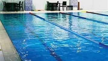 Kolam renang indoor