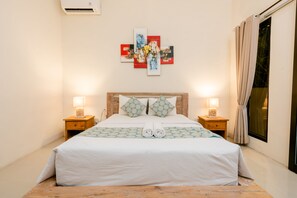 Escritorio, wifi gratis y ropa de cama 