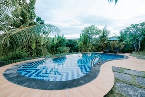 Kahden hengen deluxe-huone, 1 keskisuuri parisänky | Terassi/patio