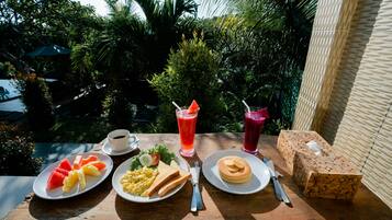 Deluxe Double Room, 1 Queen Bed | In-room dining