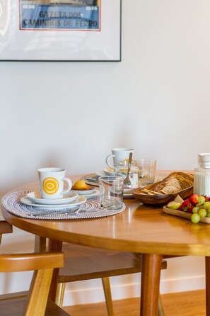 Apartemen Deluks, 2 kamar tidur | Makan di kamar
