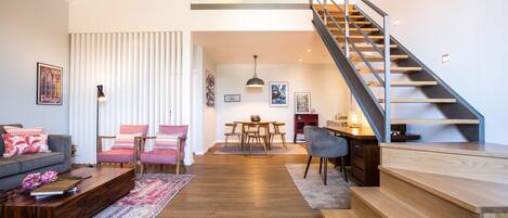 Deluxe Apartment, 2 Bedrooms | Ruang tamu | TV LCD