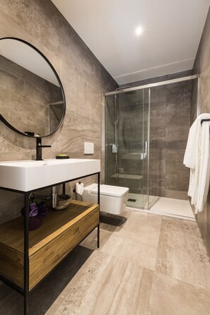 Executive-Apartment, 2 Schlafzimmer | Badezimmer | Dusche, kostenlose Toilettenartikel, Haartrockner, Handtücher