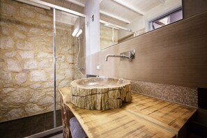 Studio Suite Deluxe, quang cảnh công viên | Phòng tắm | Buồng tắm vòi sen, vòi sen phun mưa, đồ dùng nhà tắm miễn phí 
